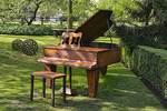 Klavier im Garten