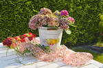Blumen-Eimer auf Gartentisch