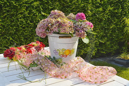Blumen-Eimer auf Gartentisch
