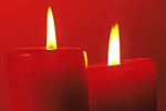 Brennende rote Kerzen zur Adventszeit