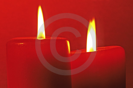 Brennende rote Kerzen zur Adventszeit
