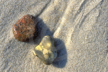 Zwei Kiesel im Sand
