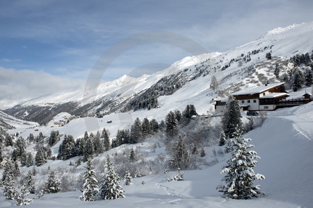 Winterlandschaft in Obergurgl im Ötztal, mit David's Skihütte, Hochfirst (3405 m), Liebenerspitze (3400 m) und Kirchenkogl (3280 m)