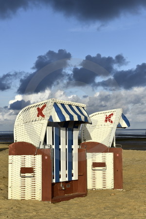 Strandkörbe mit Regenhimmel